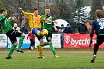 KONEČNĚ ZABRALI! Fotbalisté Varnsdorfu (ve žlutém) rozdrtili Sokolov 5:0.