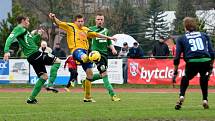 KONEČNĚ ZABRALI! Fotbalisté Varnsdorfu (ve žlutém) rozdrtili Sokolov 5:0.