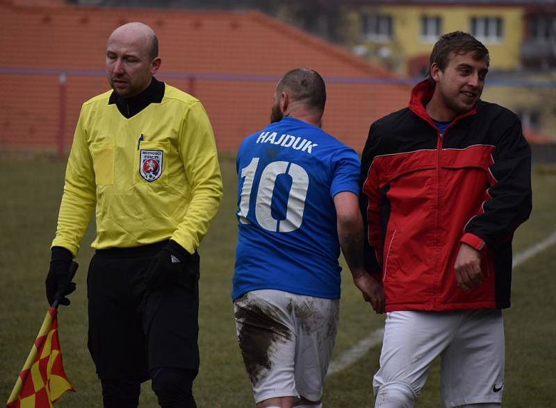 VÍTĚZSTVÍ. Fotbalisté Šluknova (v modrém) porazili Liběšice 4:1. Tři body věnovali nemocnému trenérovi Gallovi.