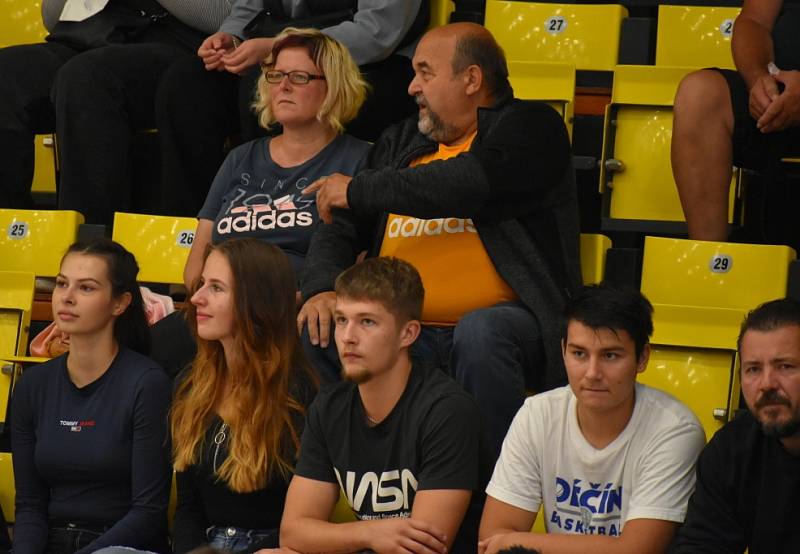 Diváci na basketbalovém utkání Děčín - Ostrava.