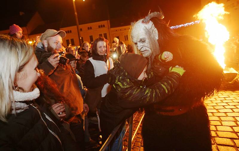 Po náměstí v Benešově nad Ploučnicí se proháněli čerti krampusáci