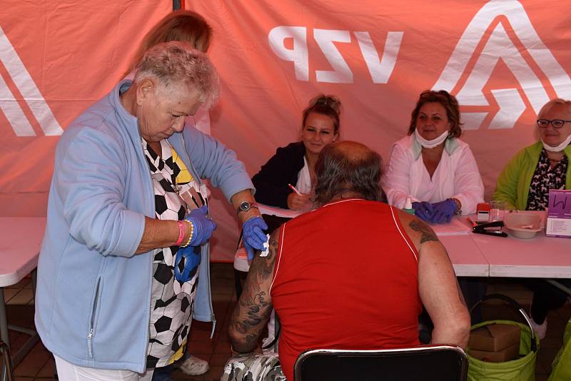 Mobilní zdravotnický tým očkoval proti covidu před hlavním vlakovým nádražím v Děčíně.