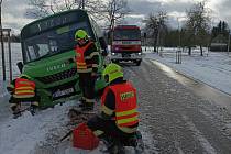 Zapadlý autobus na Sněžníku uvěznil řidiče a dva cestující.