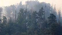 Soutěsky ve Hřensku zahalené kouřem z obrovského lesního požáru. Červenec 2022
