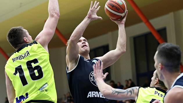 TŘETÍ DERBY. Děčínští basketbalisté hrají na půdě Ústí nad Labem.