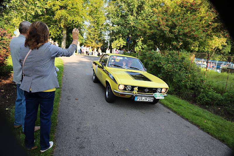 Krásnou Lípou projel závod automobilových veteránů Sachsen Classic