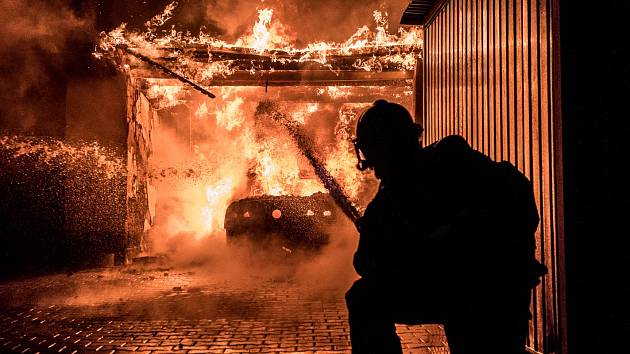 Požár automobilu a přístavku u garáže ve Vlčí Hoře. 