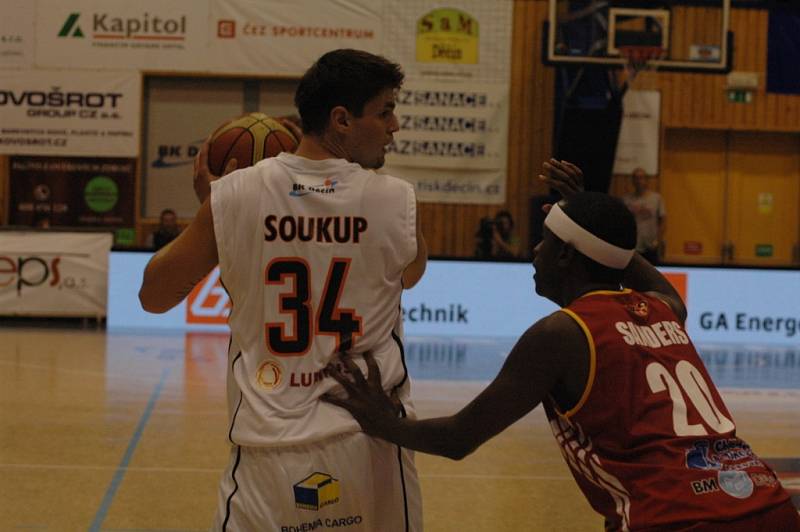 PARÁDA! Děčínští basketbalisté (v bílém) v prvním kole Matonni NBL doma porazili Pardubice 80:67.