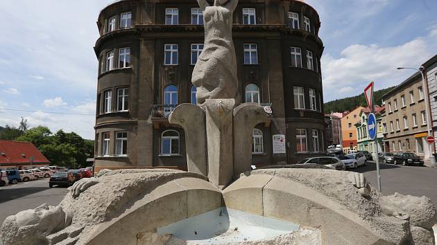 Na pomník u knihovny v Podmoklech se po 70 letech vrátily hlavy vojáků.
