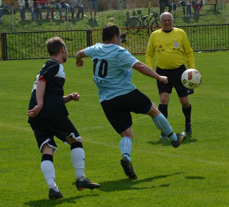 DOBKOVICE (tmavé dresy) vyhrály 3:2 v Děčíně nad Unionem.