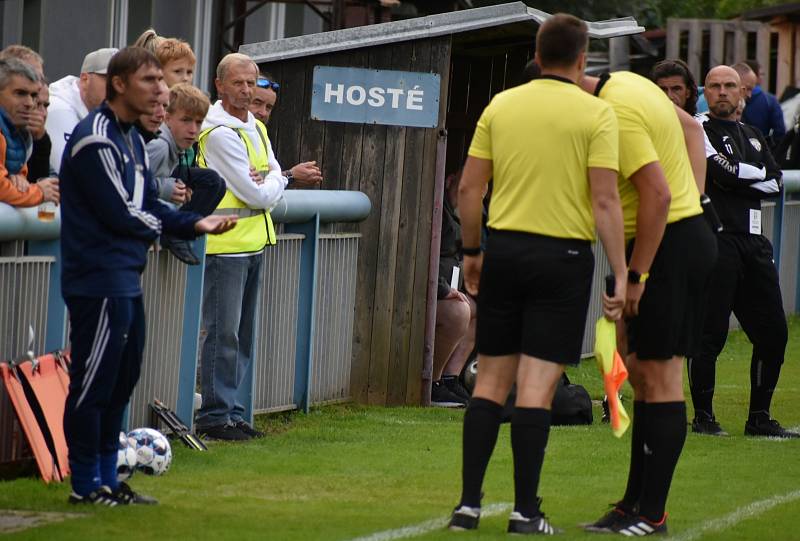 Fotbalisté Jílové (modré dresy) doma nestačili na Oldřichov, když prohráli 2:3.