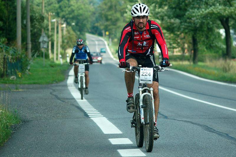 Šestietapový závod jednotlivců, dvojic a rodin na horských kolech s mapou turistického měřítka.