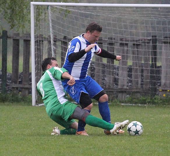 JASNÁ VÝHRA. Jiřetín pod Jedlovou (v modrém) doma přehrál Rybniště 6:0.