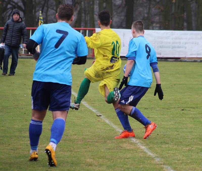 DOBRÝ START. Fotbalisté Modré (modré dresy) doma udolali Žatec 3:2.