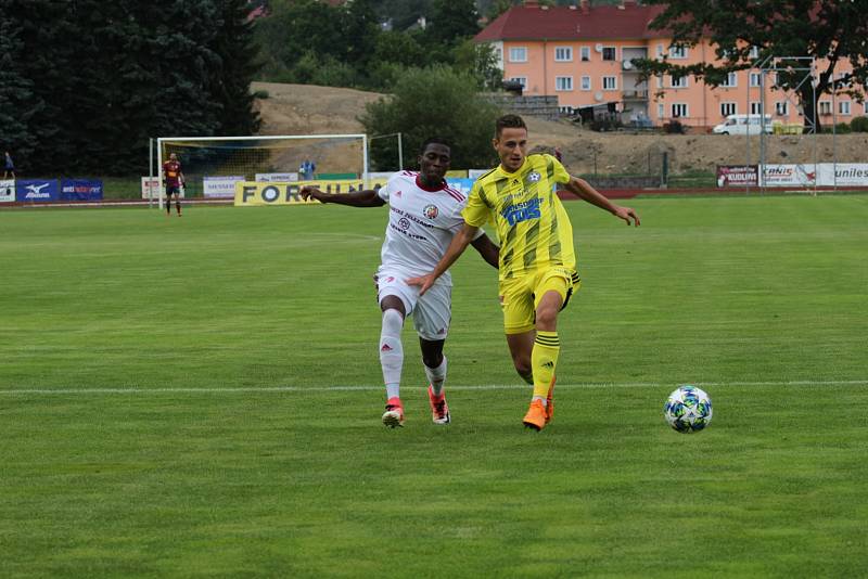 REMÍZA. Fotbalisté Varnsdorf (ve žlutých dresech) doma remizovali s Třincem 2:2.