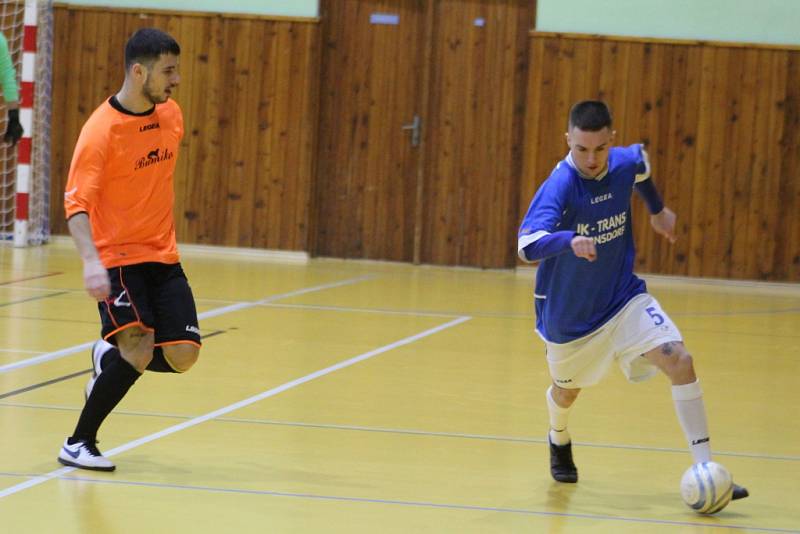 HRÁČI BUMIKA DĚČÍN (oranžová) porazili Varnsdorf 6:1.