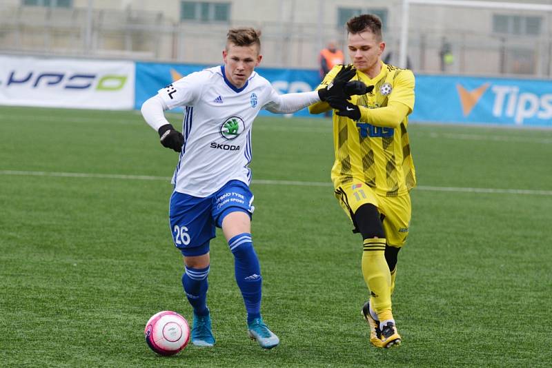 PORÁŽKA. Fotbalisté Varnsdorfu (ve žlutém) prohráli s Mladou Boleslaví 1:3.