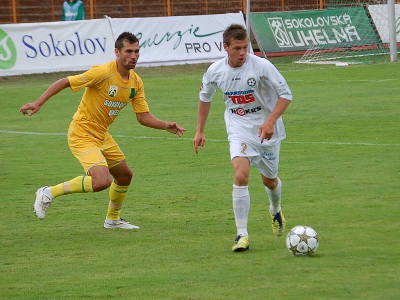 BEZ BODU. Varnsdorf (v bílém) prohrál 0:1 v Sokolově.