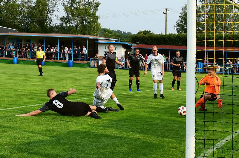 KANONÁDA. Fotbalisté Vilémova (v bílém) doma porazili Brnou 6:1.