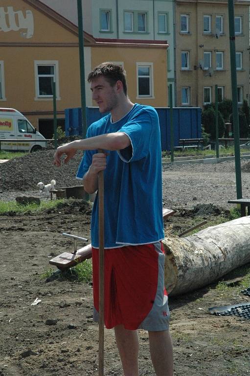 DOBRÁ VĚC. Takhle se makalo na dětském hřišti u Kocandy.