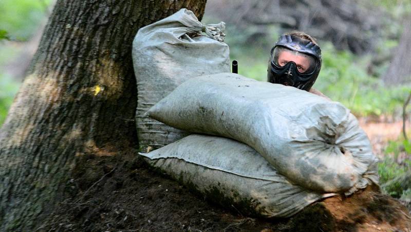 Nové hřiště na paintball ve Velkém Šenově si vyzkoušeli děčínští basketbalisté.