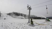 Díky mrazivému počasí může na sjezdovce v Horním Podluží probíhat zasněžování pomocí sněžných děl.
