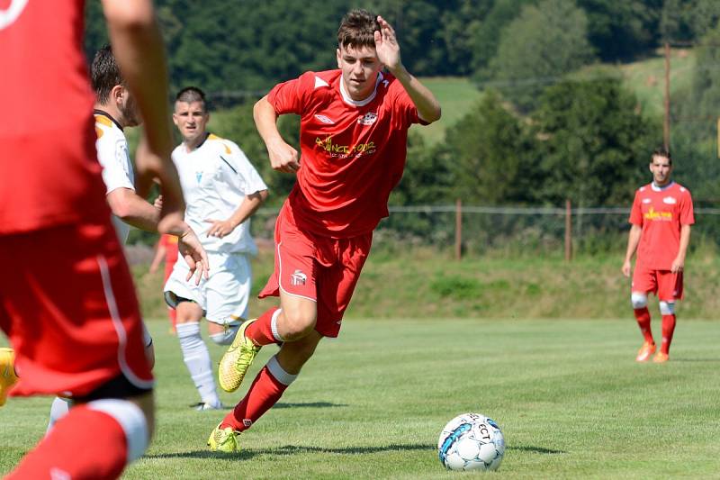 NOVÁČEK SLAVIL HISTORICKOU VÝHRU. Velký Šenov (bílé dresy) doma porazil Junior Děčín 4:1.