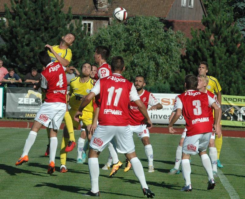 DOBRÁ PRÁCE. Varnsdorf (ve žlutém) doma porazil Pardubice 3:0.