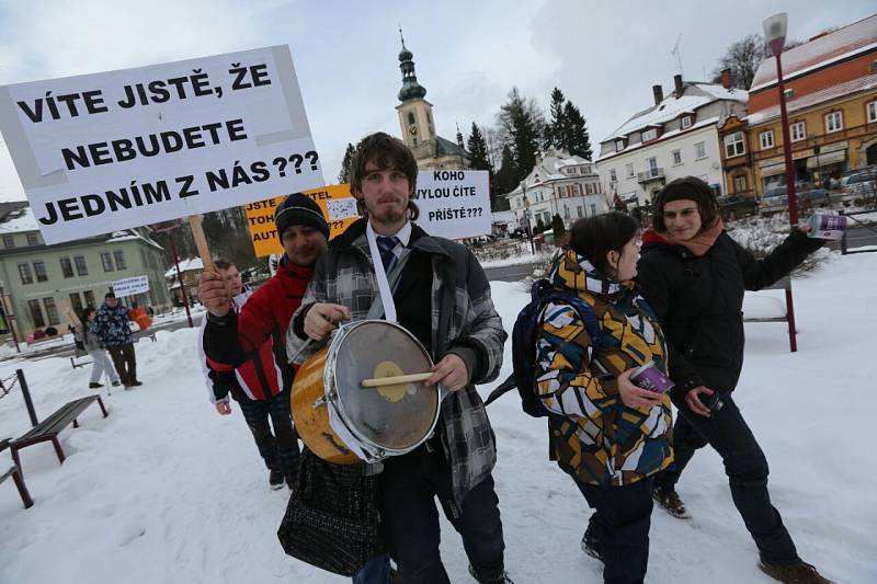 V Krásné Lípě "vítali" prezidenta protestující hendikepovaní lidé.