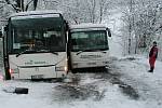 Mezi obcemi Brtníky a Staré Křečany se srazily dva autobusy. Jeden z autobusů zapadl do příkopu, druhý se mu snažil vyhnout a sesunul se na něj
