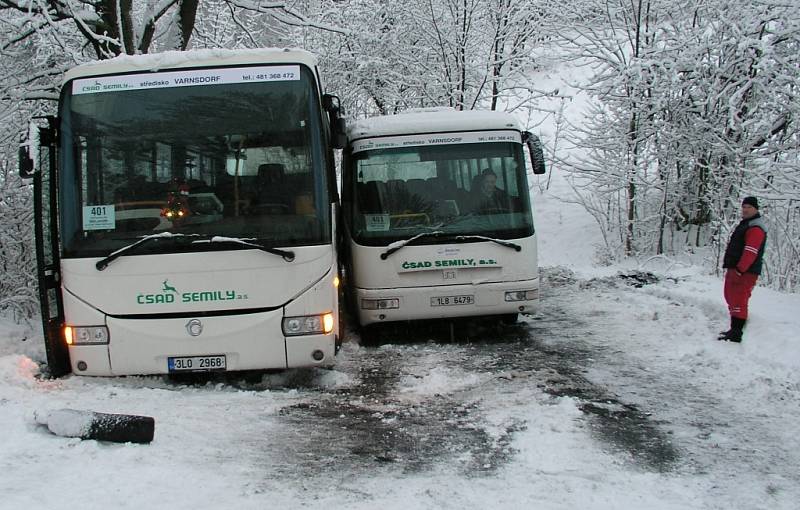 Mezi obcemi Brtníky a Staré Křečany se srazily dva autobusy. Jeden z autobusů zapadl do příkopu, druhý se mu snažil vyhnout a sesunul se na něj