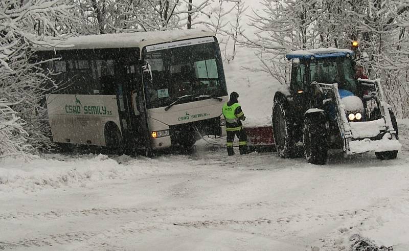 Mezi obcemi Brtníky a Staré Křečany se srazily dva autobusy. Jeden z autobusů zapadl do příkopu, druhý se mu snažil vyhnout a sesunul se na něj