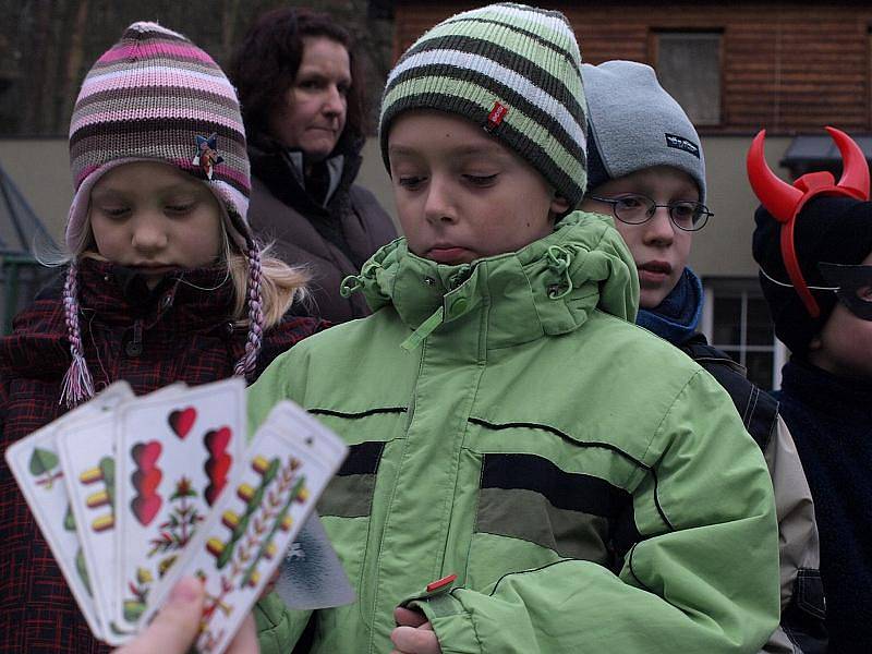 Čertovský rej na Pastýřské stěně byl i letos plný čertů, ale samozřejmě nechyběl ani Mikuláš s andělem. 