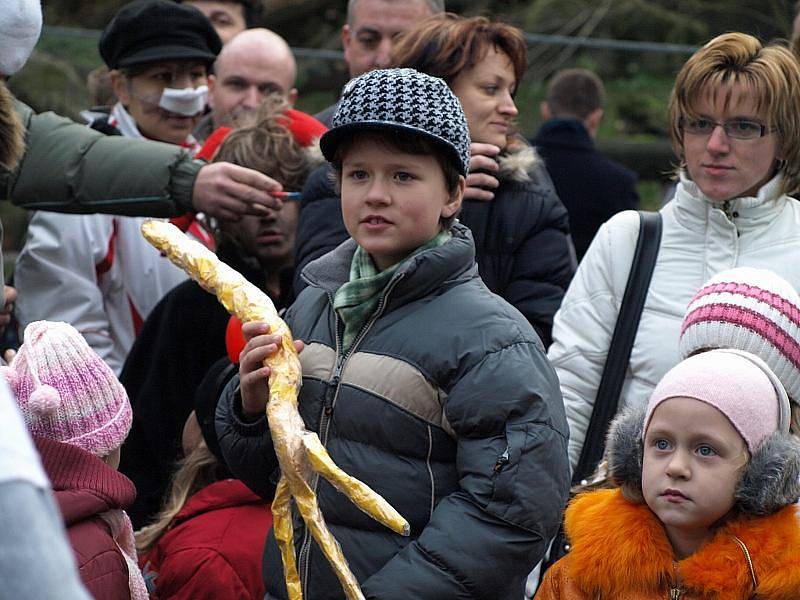 Čertovský rej na Pastýřské stěně byl i letos plný čertů, ale samozřejmě nechyběl ani Mikuláš s andělem. 