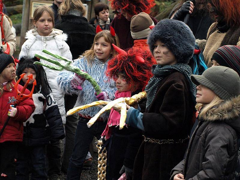 Čertovský rej na Pastýřské stěně byl i letos plný čertů, ale samozřejmě nechyběl ani Mikuláš s andělem. 