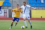 SOUBOJ. Fotbalisté Slovanu Varnsdorf (ve žlutém) v záchranářském duelu proti SK Kladno.