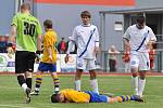 SOUBOJ. Fotbalisté Slovanu Varnsdorf (ve žlutém) v záchranářském duelu proti SK Kladno.