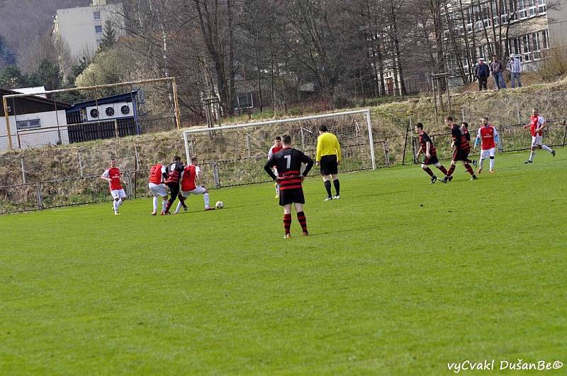 ŠLUKNOV JEDE. Fotbalisté Plastonu (v červeném) vyhráli v Děčíně nad Unionem 4:1.