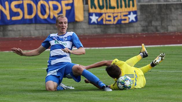 SELHÁNÍ. Fotbalisté Varnsdorfu (ve žlutém) nezvládli derby, doma nestačili na Ústí nad Labem.