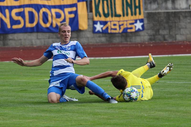 SELHÁNÍ. Fotbalisté Varnsdorfu (ve žlutém) nezvládli derby, doma nestačili na Ústí nad Labem.