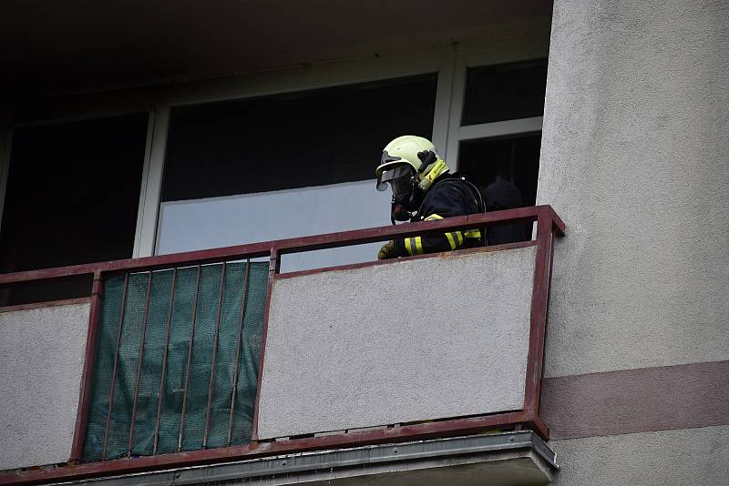 Při požáru paneláku se jeden člověk nadýchal kouře.