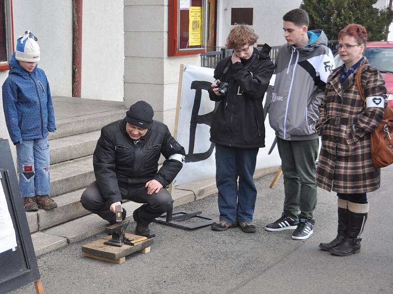 JSME S VÁMI. Malý happening se konal ve Varnsdorfu. Lidé přišli podpořit ústecký Činoherní klub, jemuž hrozí zánik.