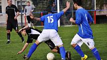 ŠLUKNOV (v modrém) porazil poslední Travčice 3:1.