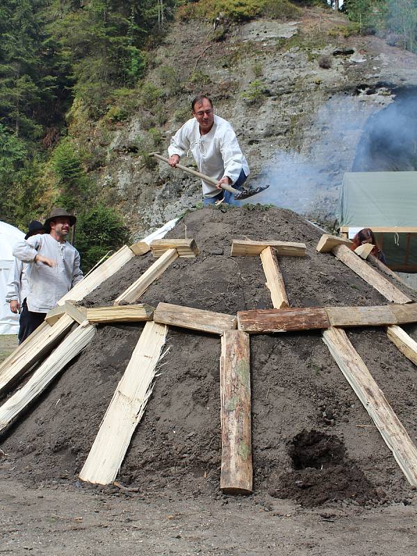 U Dolského mlýna slavnostně zapálili milíř v pondělí 21. srpna.