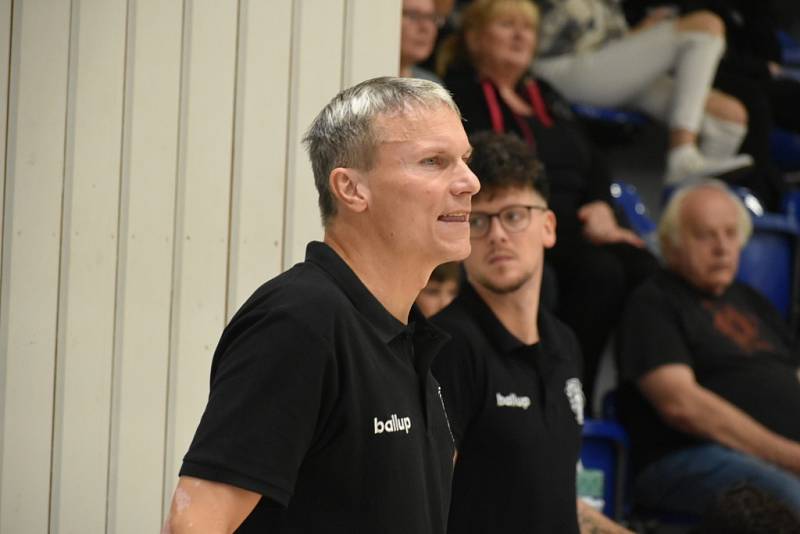 Děčínští basketbalisté doma porazili Pardubice.