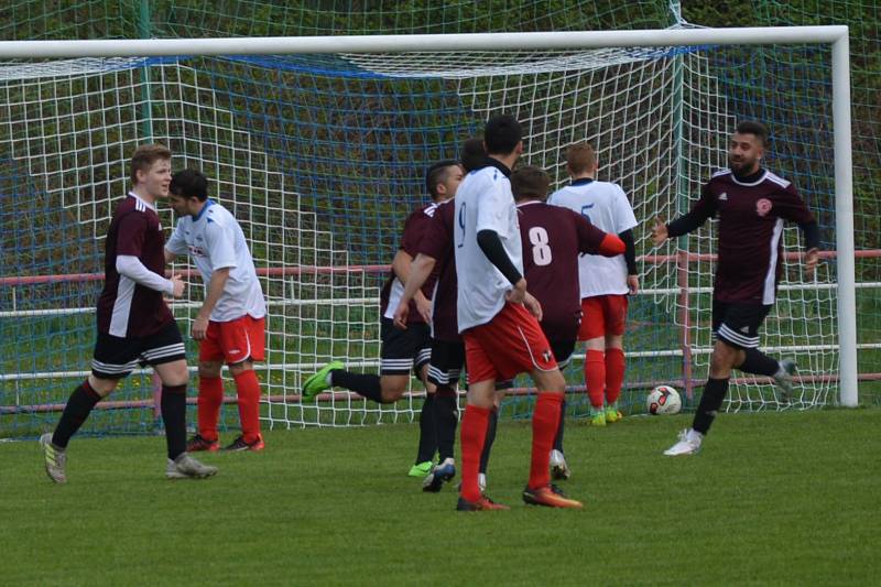 SMOLNÁ PORÁŽKA. Junior Děčín (v bílém) prohrál s Neštěmicemi 1:3.