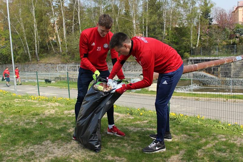 DALI SE DO ÚKLIDU. Fotbalisté Varnsdorfu a zástupci realizačního týmu uklízeli u sportovní haly.