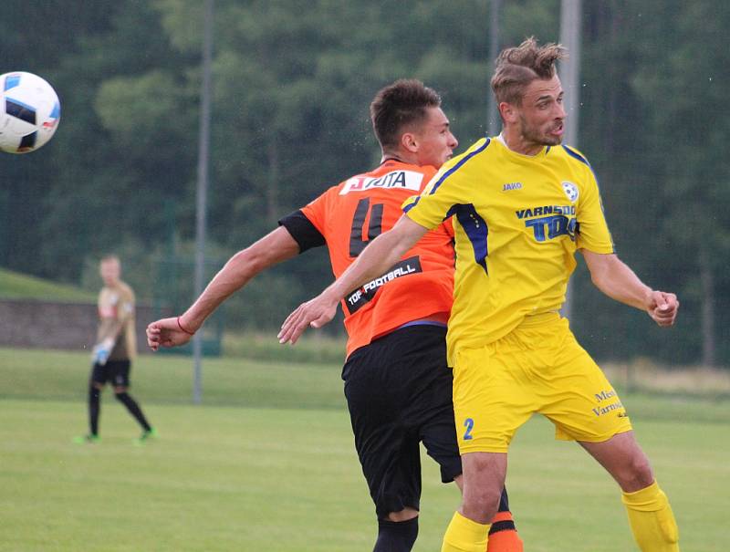 FOTBALISTÉ VARNSDORFU (ve žlutém) porazili juniorku Liberce 7:2. 