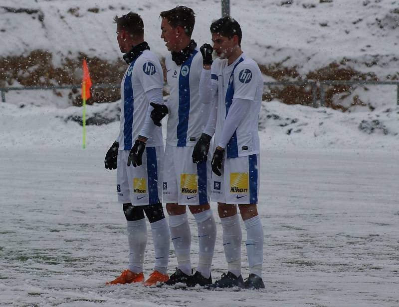 PŘÍPRAVA. Varnsdorf (v modrém) doma porazil Liberec U 21 5:2.