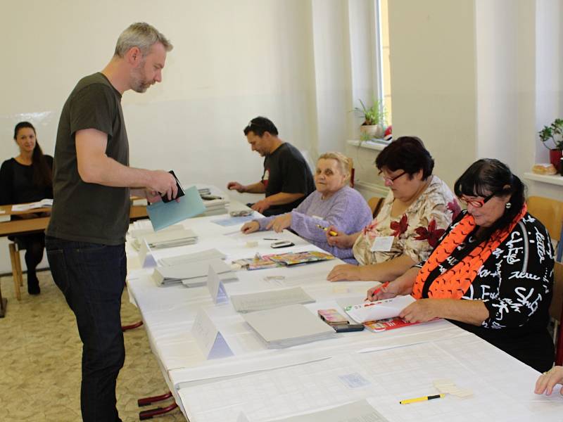 Úderem 14. hodiny přišli hlasovat první voliči i do místnosti ve střední škole v Ruské ulici v Děčíně.